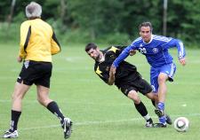 Photo Pascal Muller: Action litigieuse lors du match UEFA - GDJ sous les yeux de l'arbitre Jacques Burnier