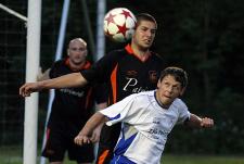Photo Pascal Muller: Chantermerle (en noir, lors d'un match contre Mottey) est bien placé pour monter dans le groupe B