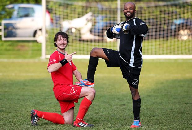 Photo Pascal Muller: Deux joueurs des TL posent pour le photographe !