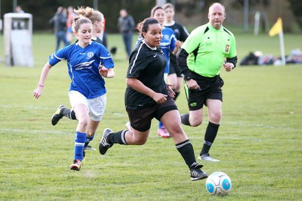 Photo Pascal Muller: Action entre l'EHL féminin (en bleu) et les Leman Black Swans (en noir)