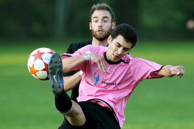Photo Pascal Muller: Duel pour la conquête du ballon lors du match entre le CSPL et Cowboys
