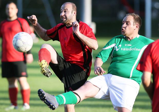 Photo Pascal Muller: La Vaudoise Assurances (vert) et Mottey (rouge), qui s'affrontaient le 22 avril dernier, ont vu leurs matchs respectifs renvoyés cette semaine
