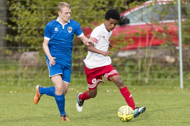 Photo Pascal Muller: HEC Lausanne (en bleu) perd le titre du groupe E au classement fair-play, ici lors d'un match contre Couleur Respaix